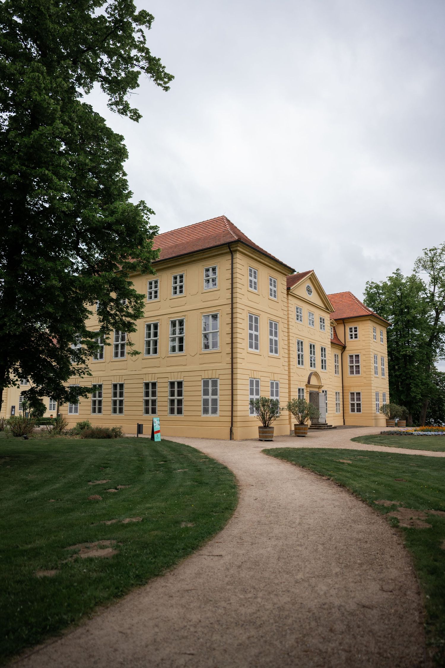 Hochzeitsreportage Schloss Mirow – romantischer Weg zum Schloss für Brautpaar-Fotos