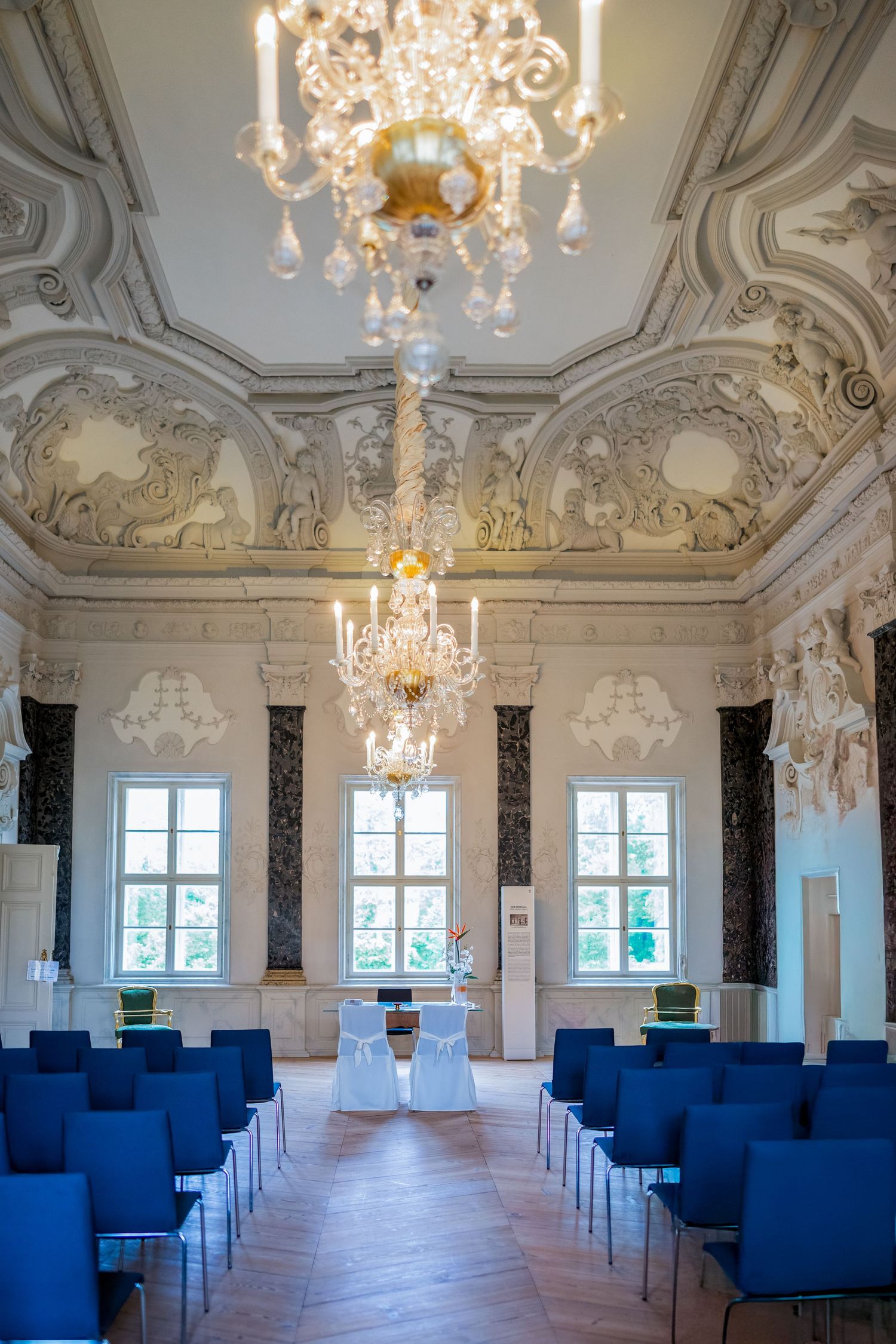 Hochzeitsreportage Schloss Mirow – Blick in den festlich vorbereiteten Trausaal