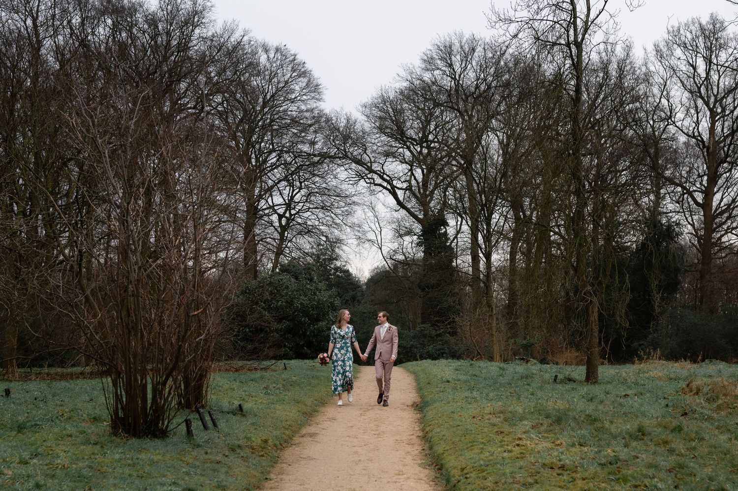 Bruidspaar op trouwshoot in Belmonte Arboretum Wageningen in de winter - Elles Yanna Photography