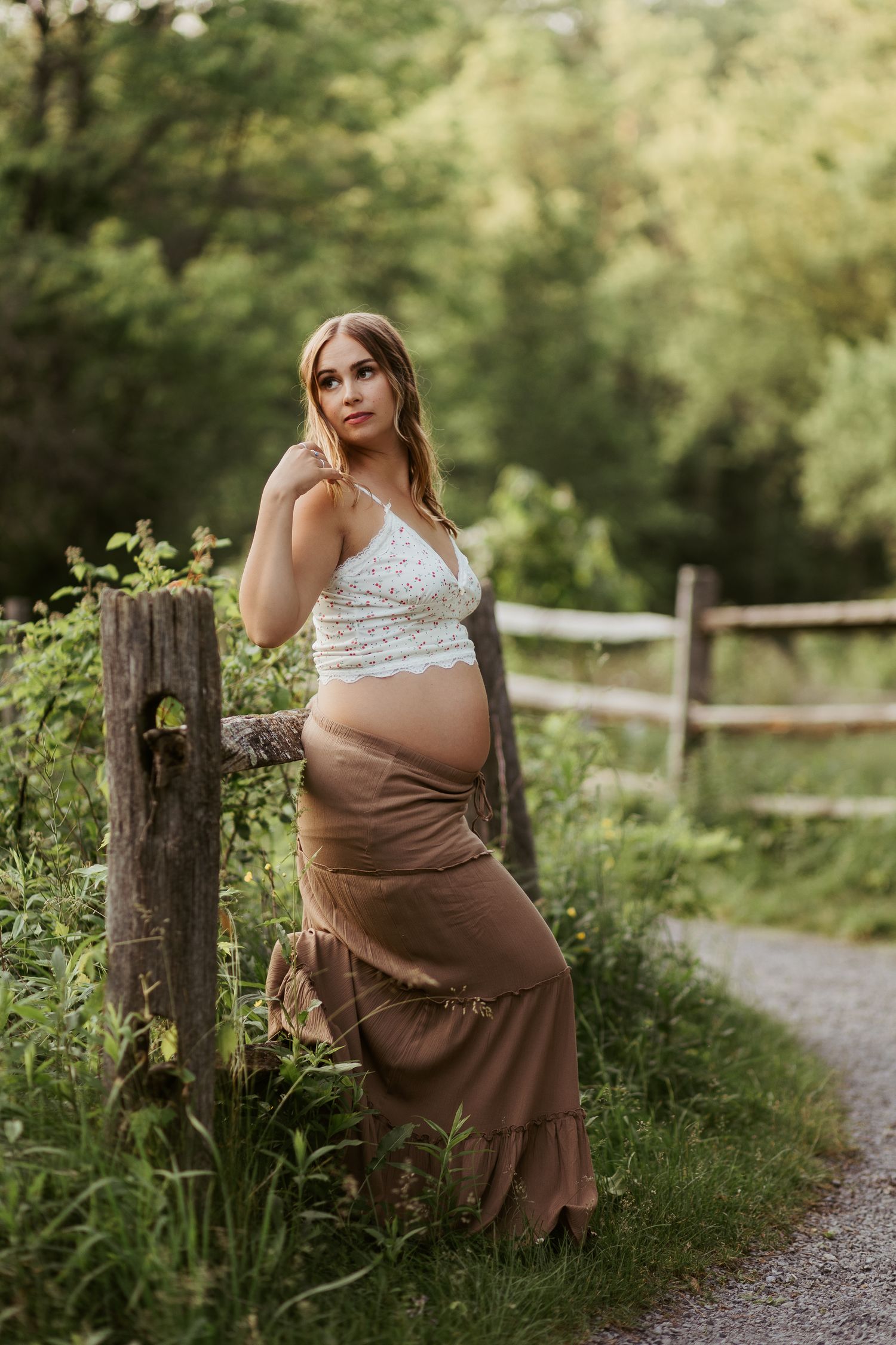 maternity photos in pittsburgh pennsylvania by ash coniglio photography, woman poses with back against fence