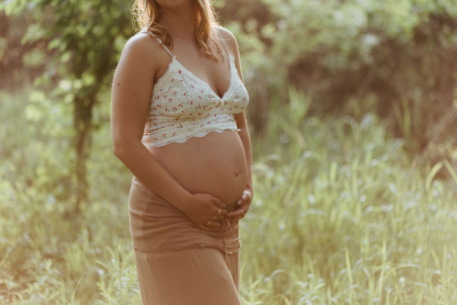 maternity photos in pittsburgh pennsylvania by ash coniglio photography, golden haze covered pregnant belly