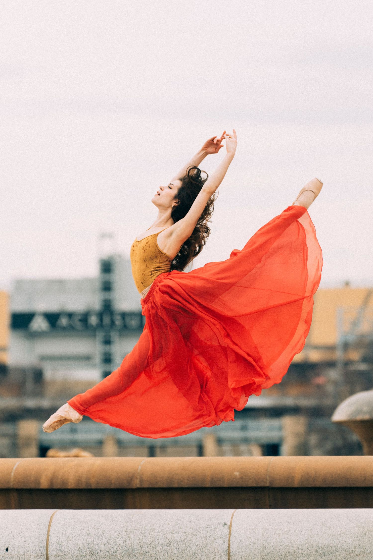 Professional ballet dancer performing sissonne en pointe in historic Pittsburgh location dance photography