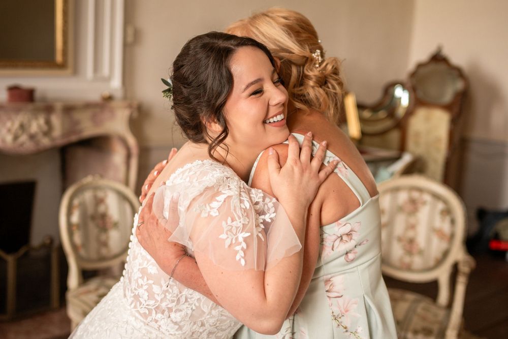 Moment complice entre la mariée et sa mère, regard rempli d’émotion.