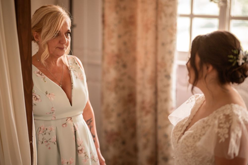 Moment complice entre la mariée et sa mère, regard rempli d’émotion.