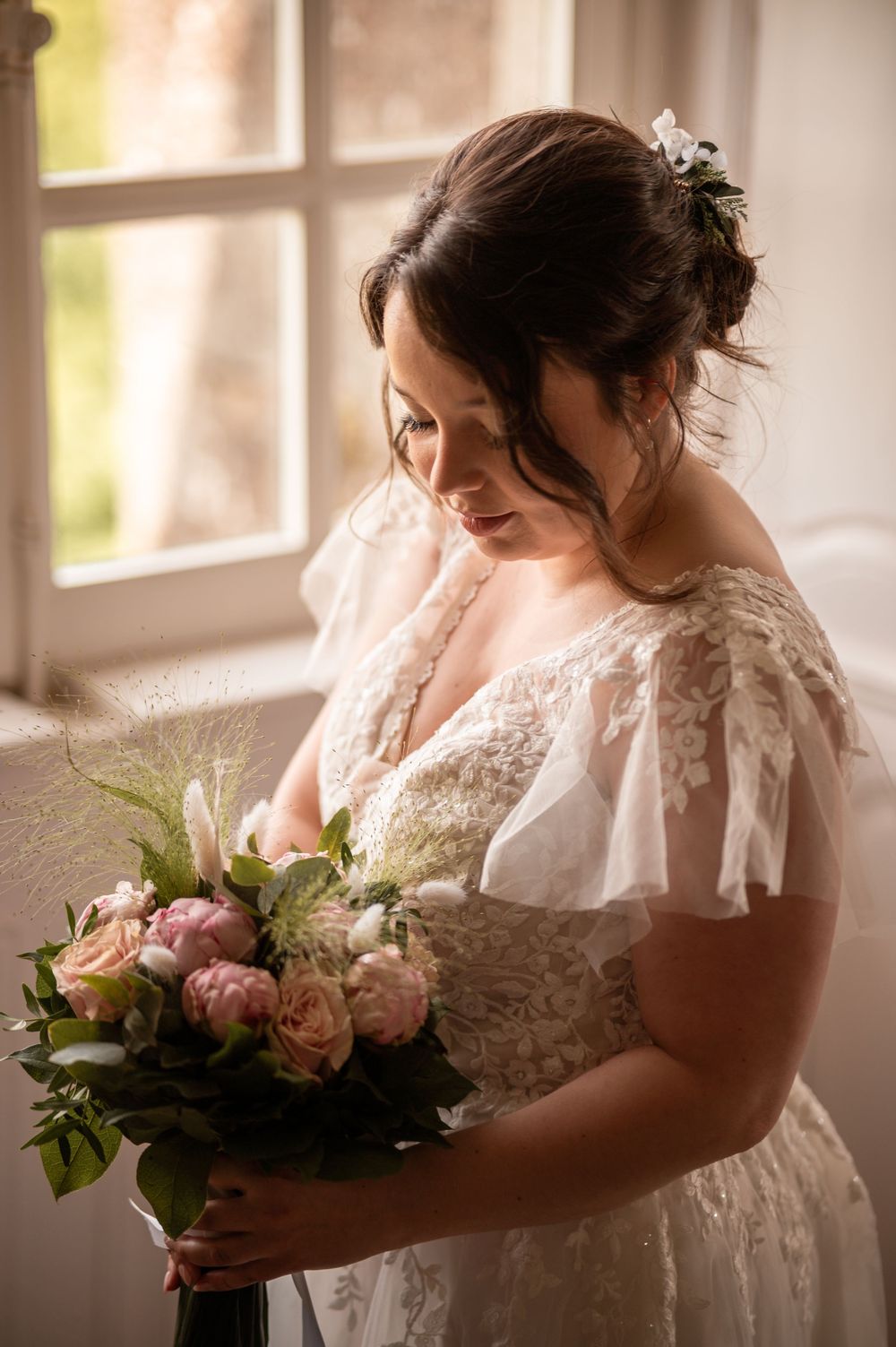 Portrait de Laurène, maquillage terminé, regard lumineux et ému.