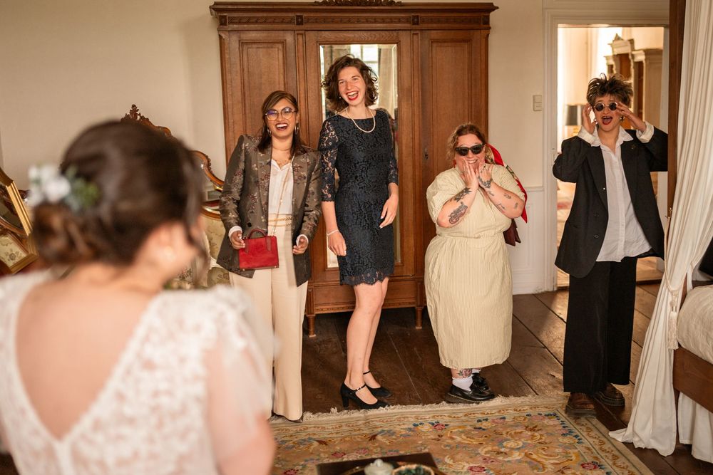 Les amies de Laurène découvrent la robe de mariée avec émerveillement.