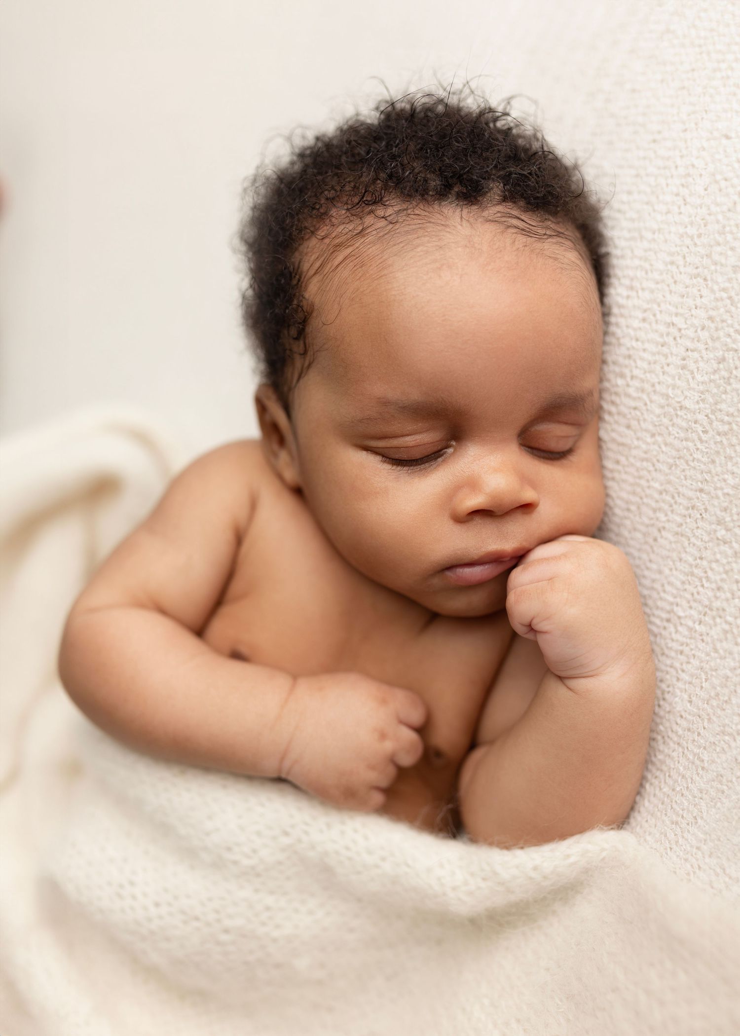 Jesse falls asleep on the cream coloured fabric of the beanbag. Jesse’s Newborn Mini Session – 2 Months New and Full of Personality
When Rav