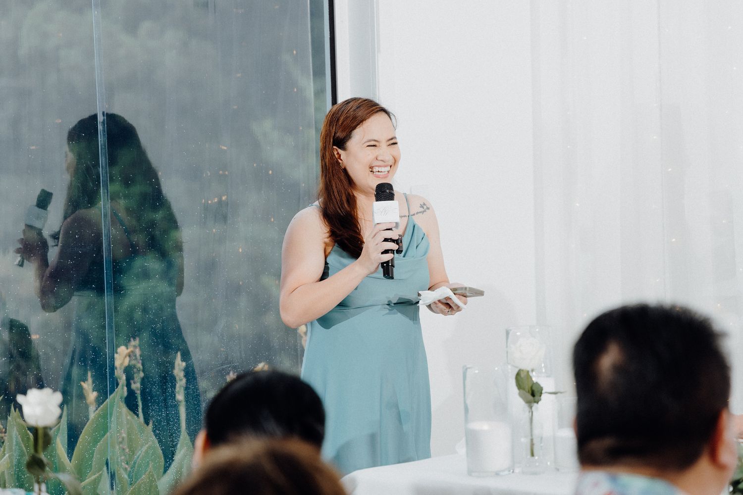 The bridesmaid giving a heartfelt speech for the bride and groom captured by Apertured Media Auckland Wedding Photographer.