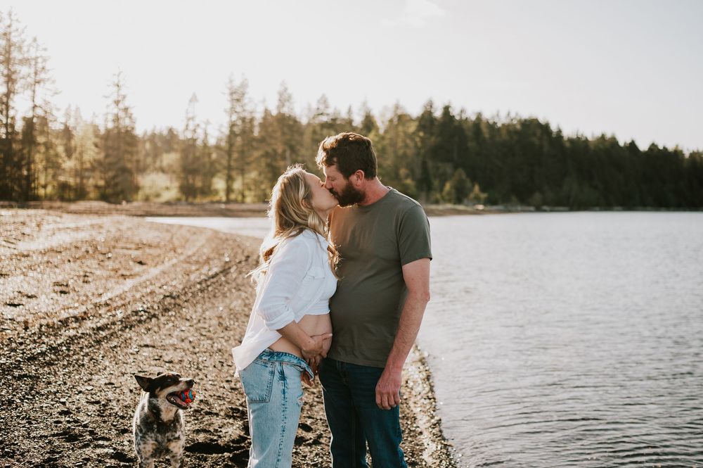 Maternity session couple kissing on beach in Union Bay on Vancouver island Maternity and Outdoor natural light photographer