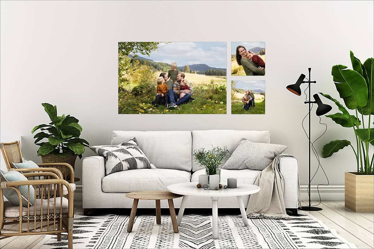 En sofa med bildevegg bak med 3 store bilder fra en familiefotografering i Mandal