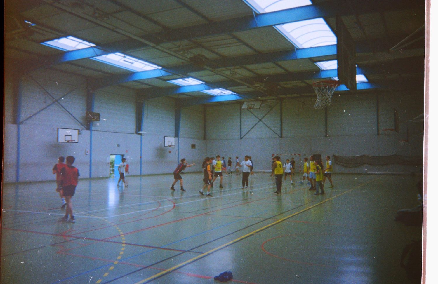 Photo argentique du gymnase du Lycée Frédéric Ozanam, à Cesson Sévigné prise lors d'un atelier photo avec la photographe Clélia Voisin