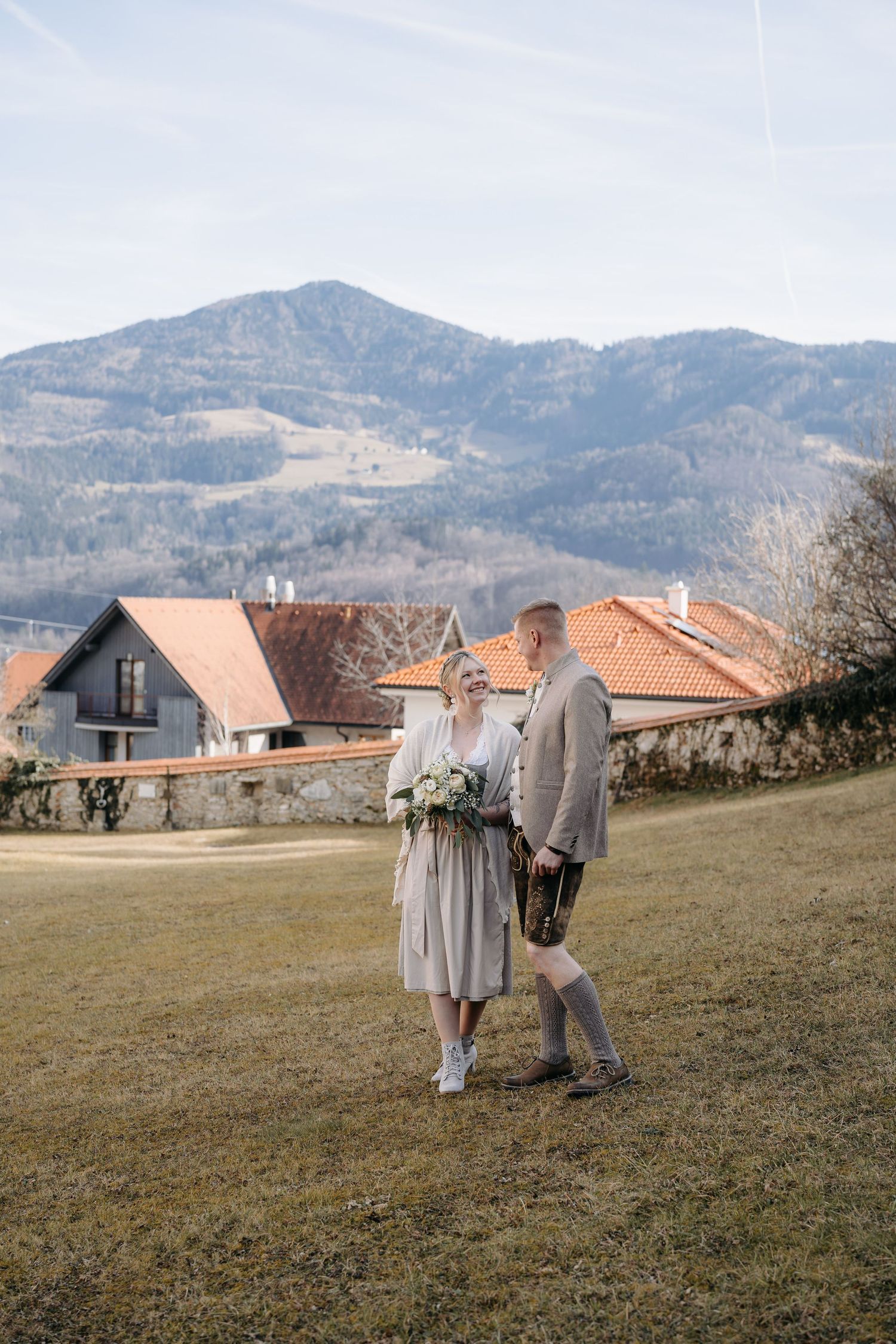 Brautpaar in Tracht vor einer schönen Bergkulisse