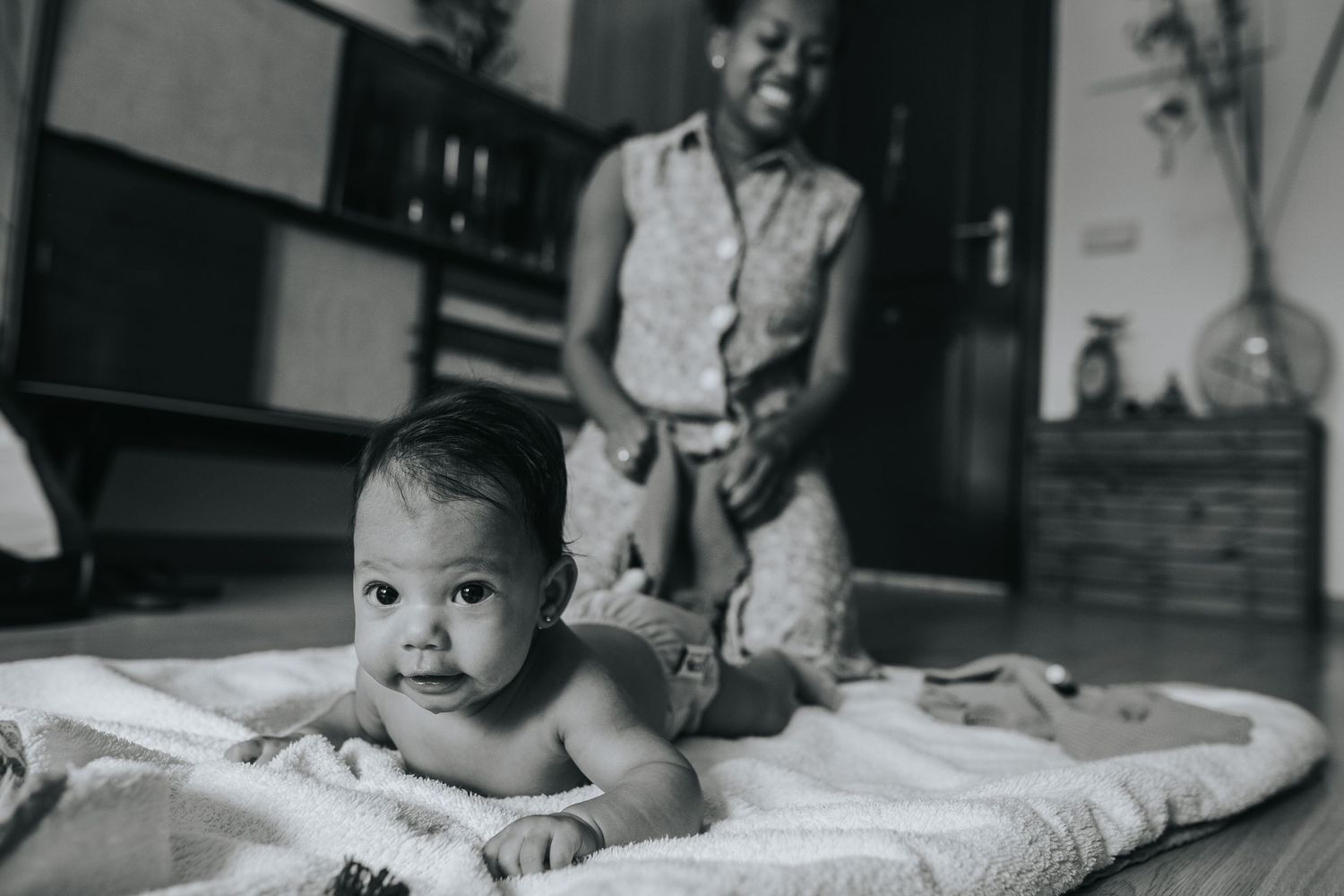 fotografía de bebés en blanco y negro