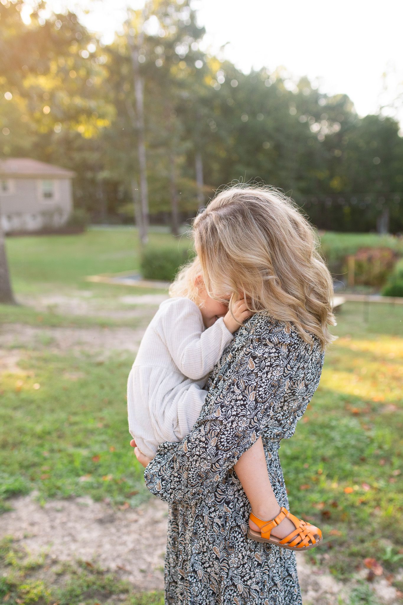 mom and daughter embrace at Polly's Petal Patch
