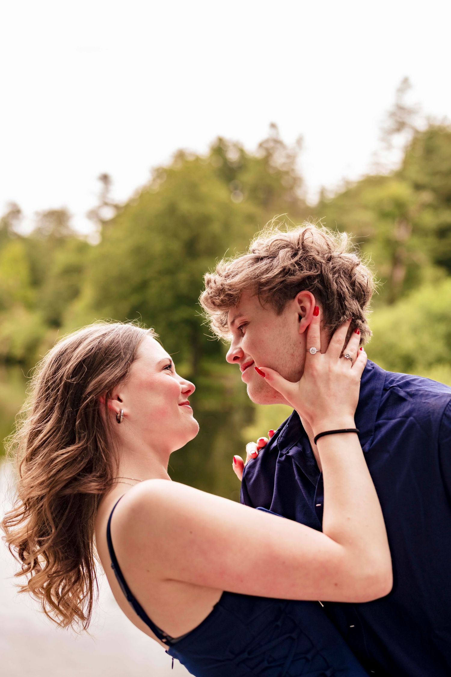 Candid moment of couple sharing intimate moment outdoors.