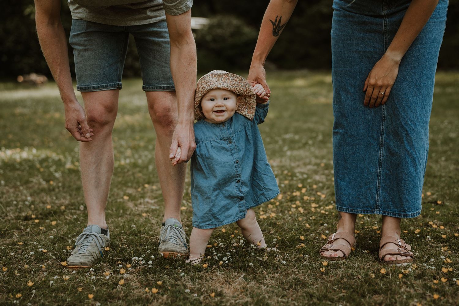 Familiefotografering Silkeborg – bareselshygge i naturen i naturligt lys