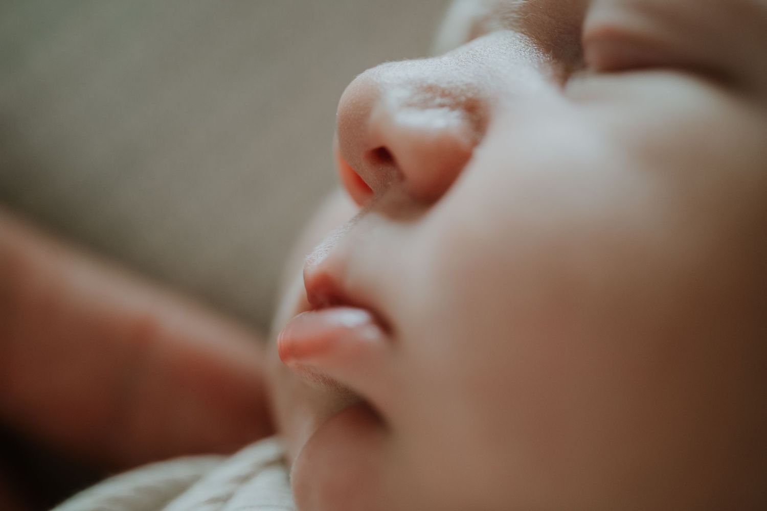 Nyfødtfotografering Silkeborg, hjemme – babydetaljer i naturligt lys i hjemmet