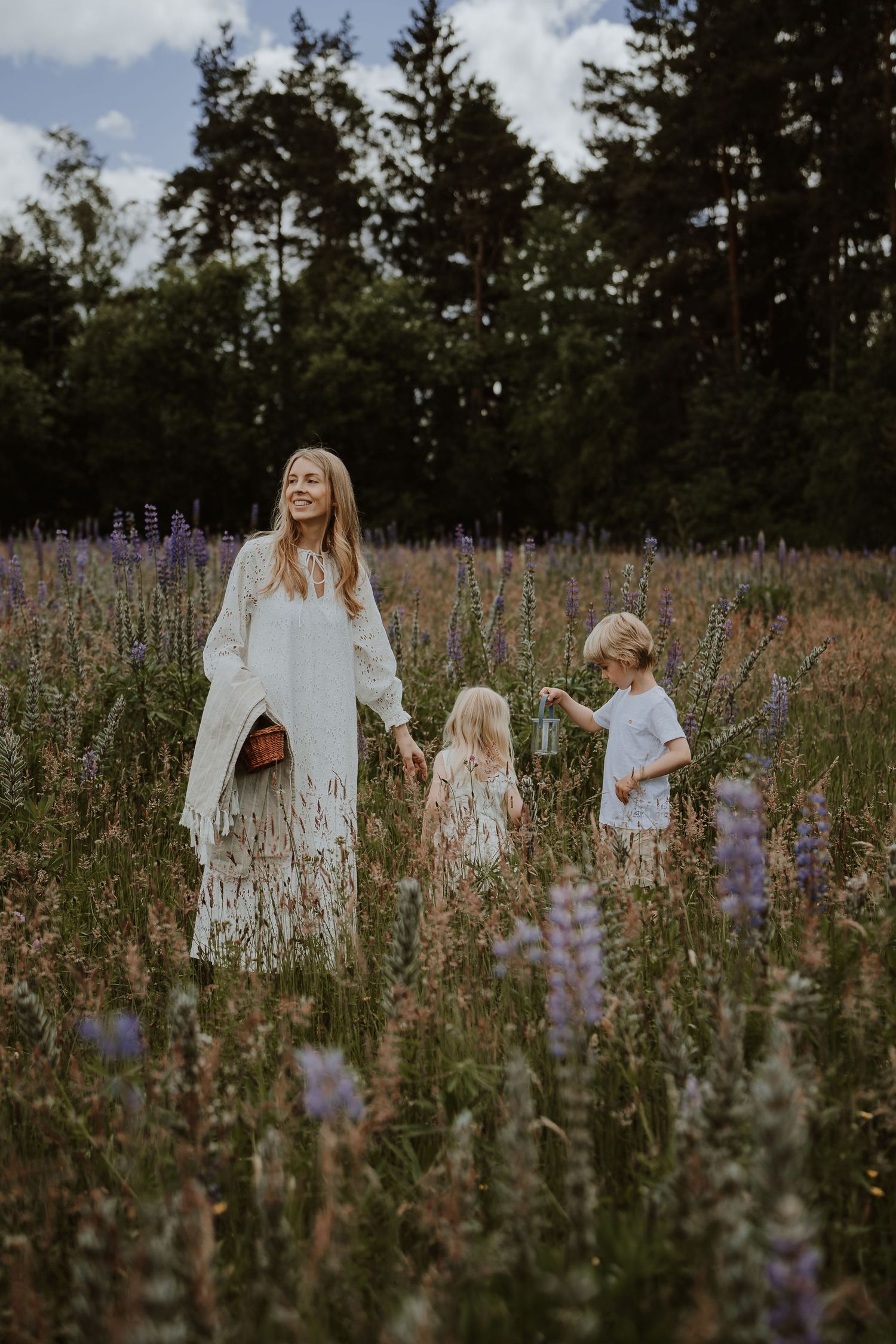 Familiefotografering i Silkeborg – mor og børn i blomstermark i naturligt lys