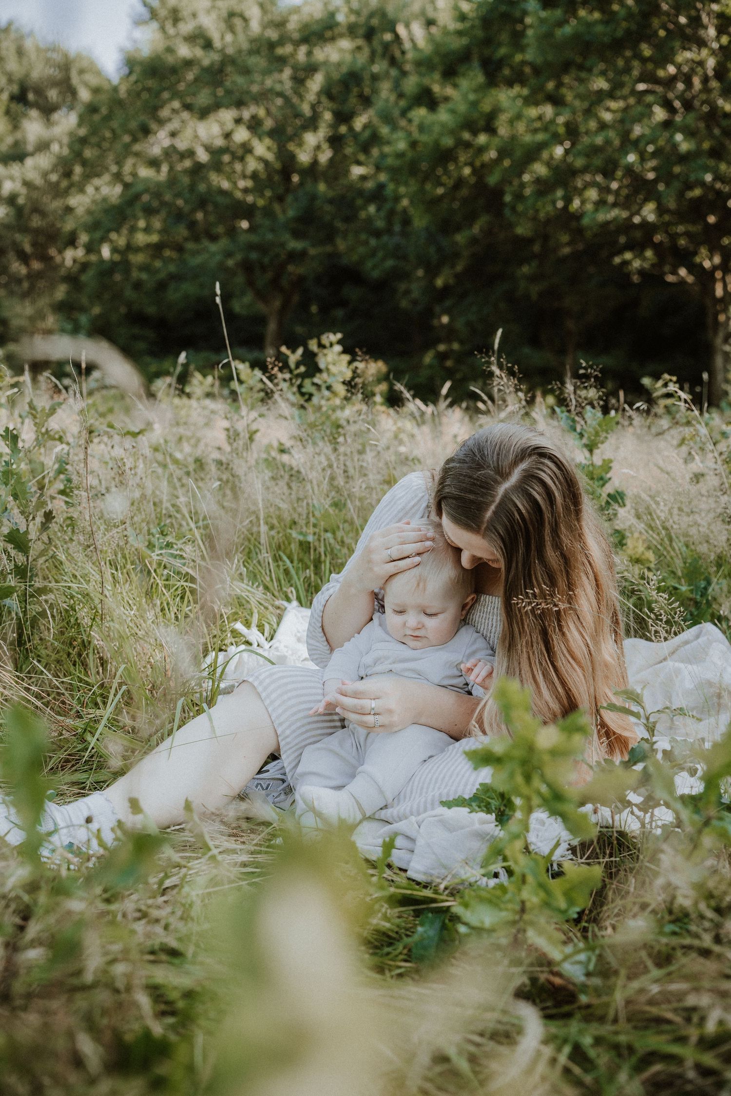 Familiefotografering i Silkeborg - en stille stund i naturen