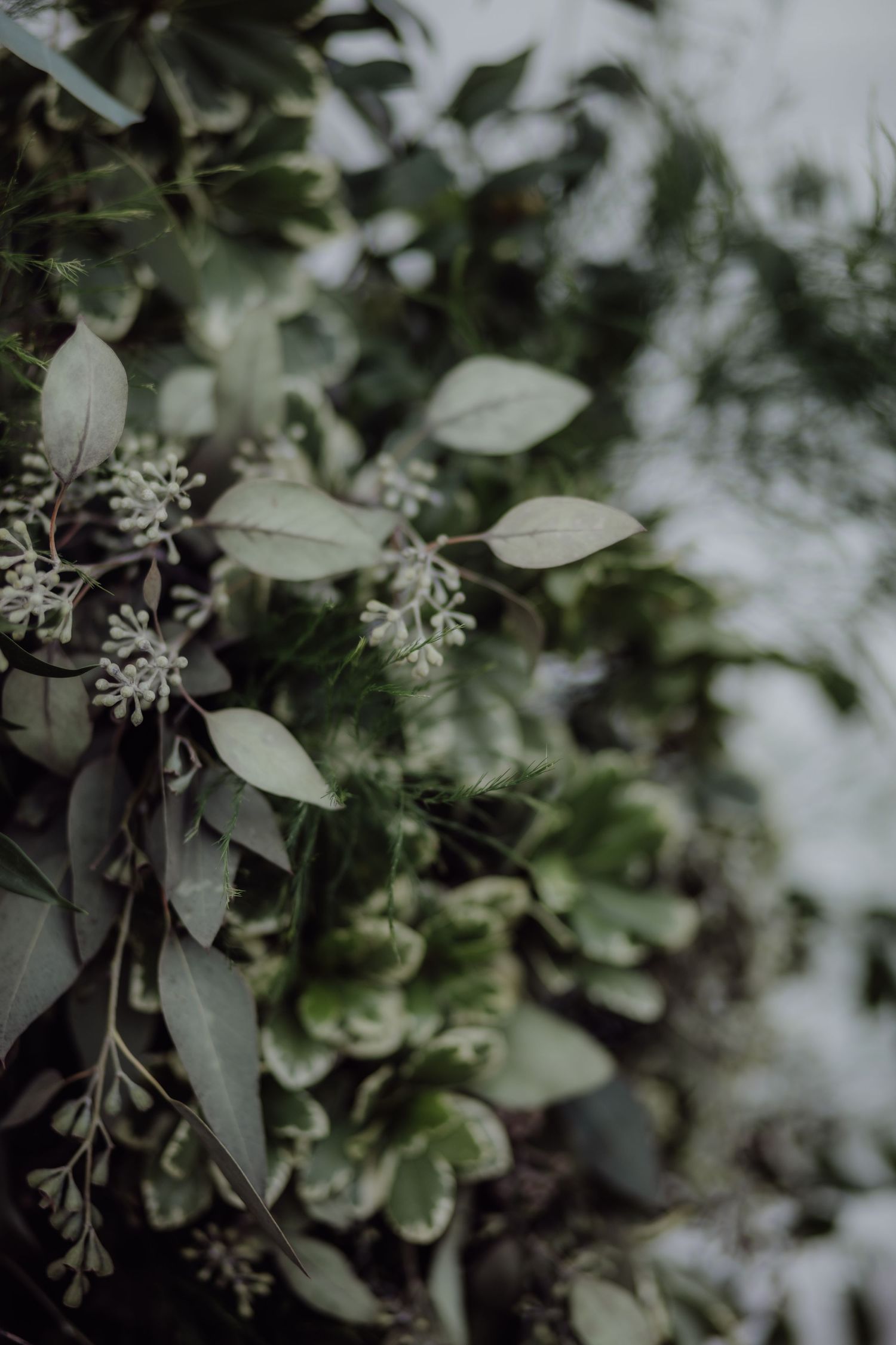 Delicate white flowers and green foliage create a soft, natural wedding decoration.