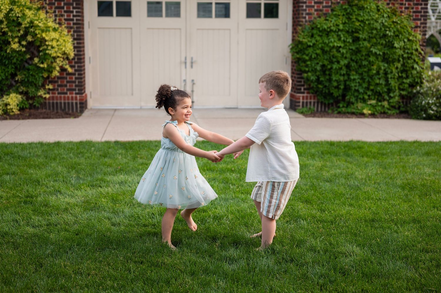 Kids playing ring around the rosie during a spring mini session at Franklin Park