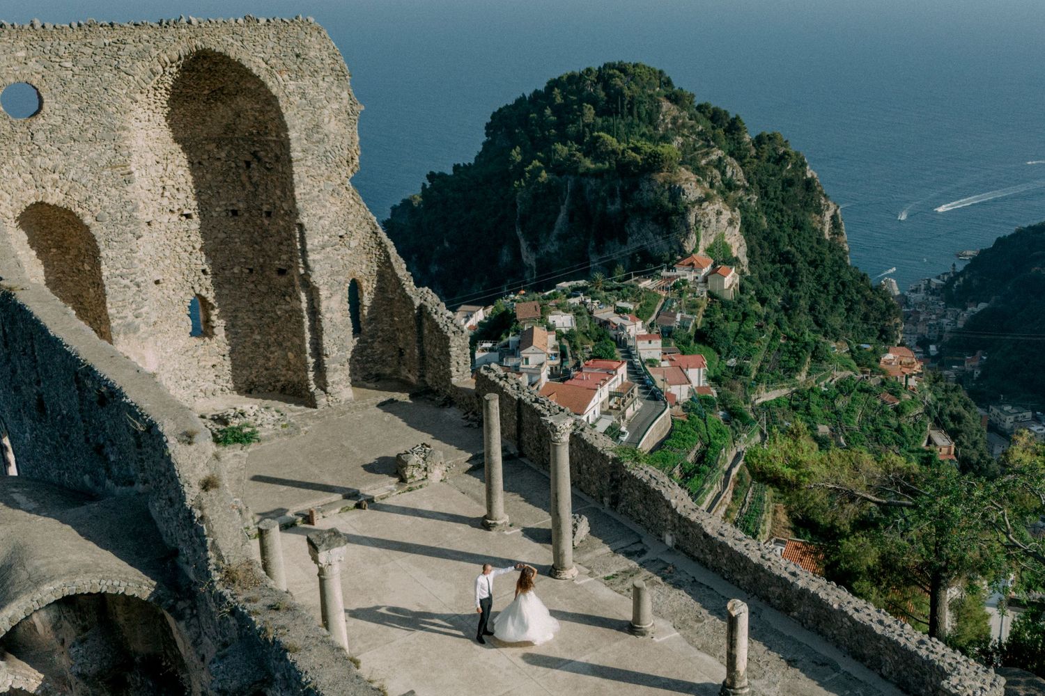 Jaunieji soka Amalfi sugriuvusiame dvare Italijoje