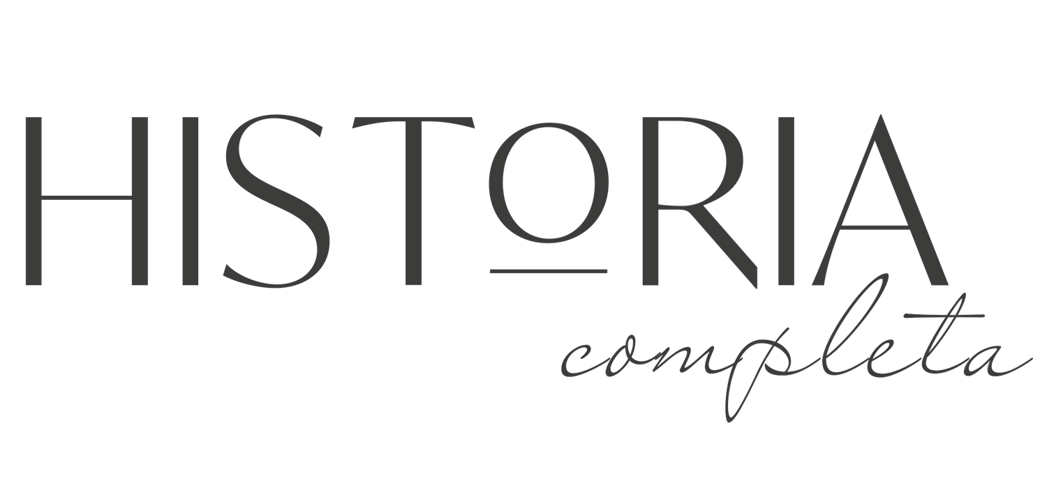 Black text reading 'HISTORIA completa' on a dark background.