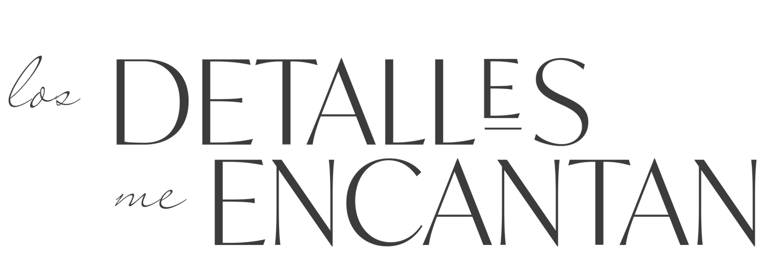 Spanish text 'los detalles me encantan' in elegant gray typography against a dark background.