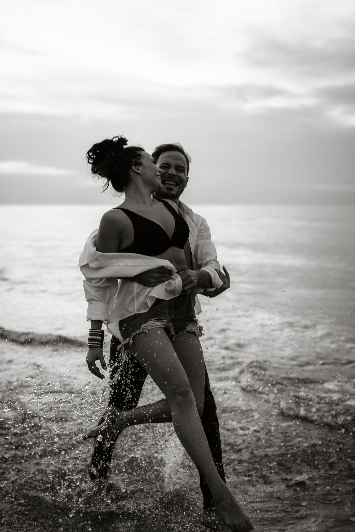 Puglia - couple - prematrimoniale - sessione di coppia - mare - spiaggia- dog - wedding photographer - matrimonio