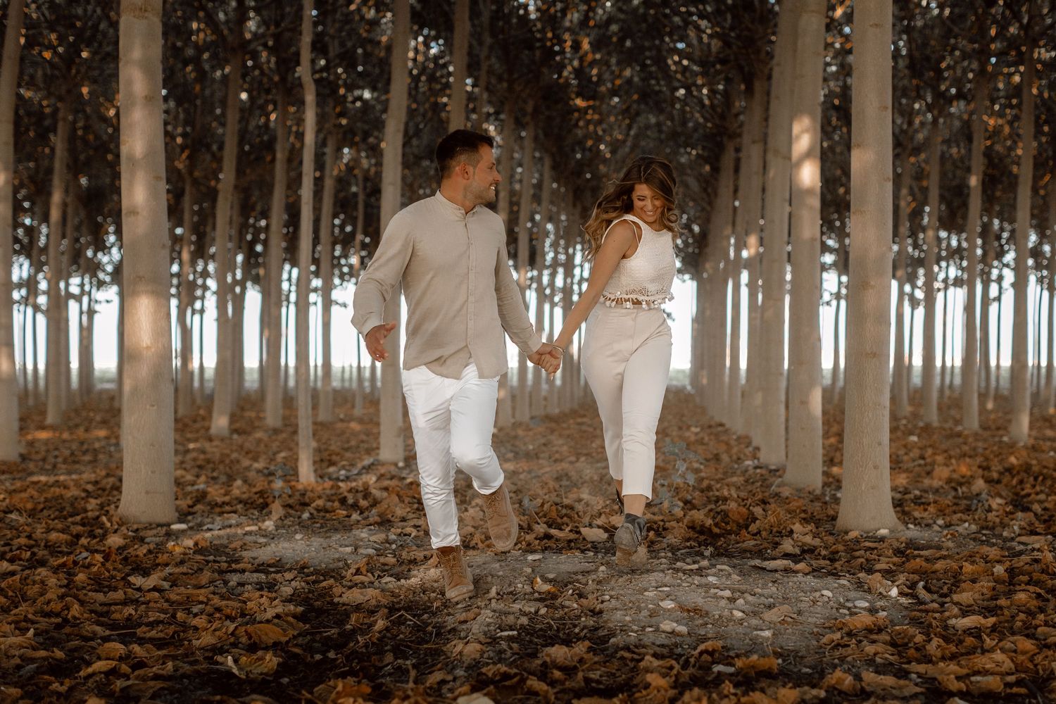 Puglia - couple - prematrimoniale - sessione di coppia - natura - bosco - piantagione di Paulonia - wedding photographer