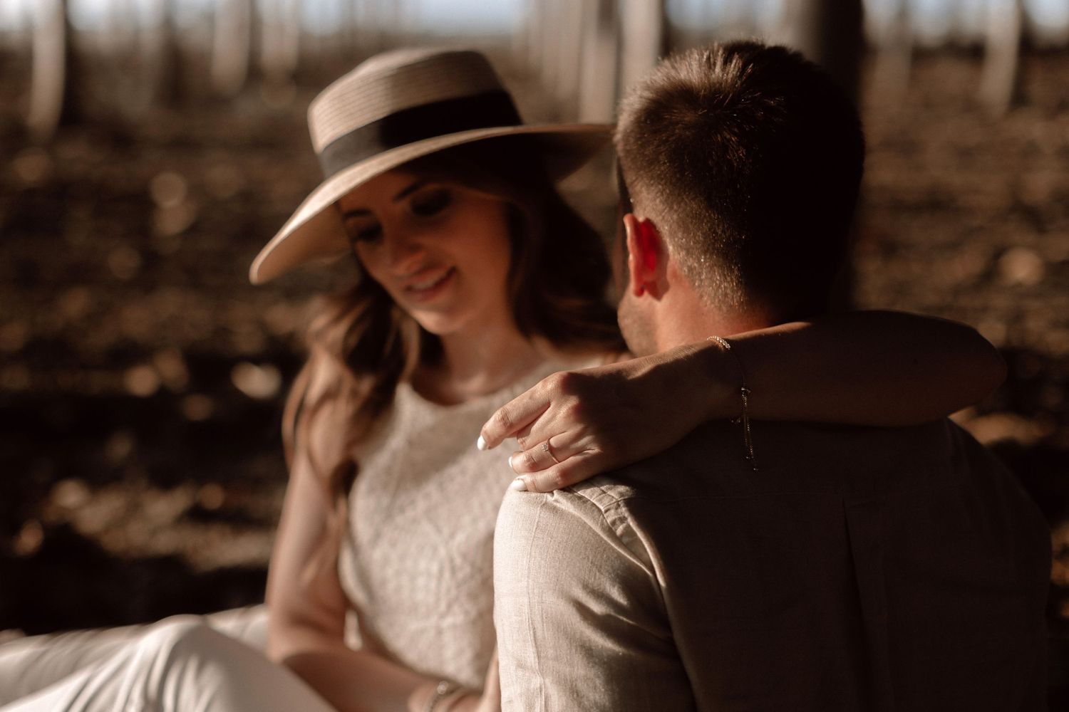 Puglia - couple - prematrimoniale - sessione di coppia - natura - bosco - piantagione di Paulonia - wedding photographer