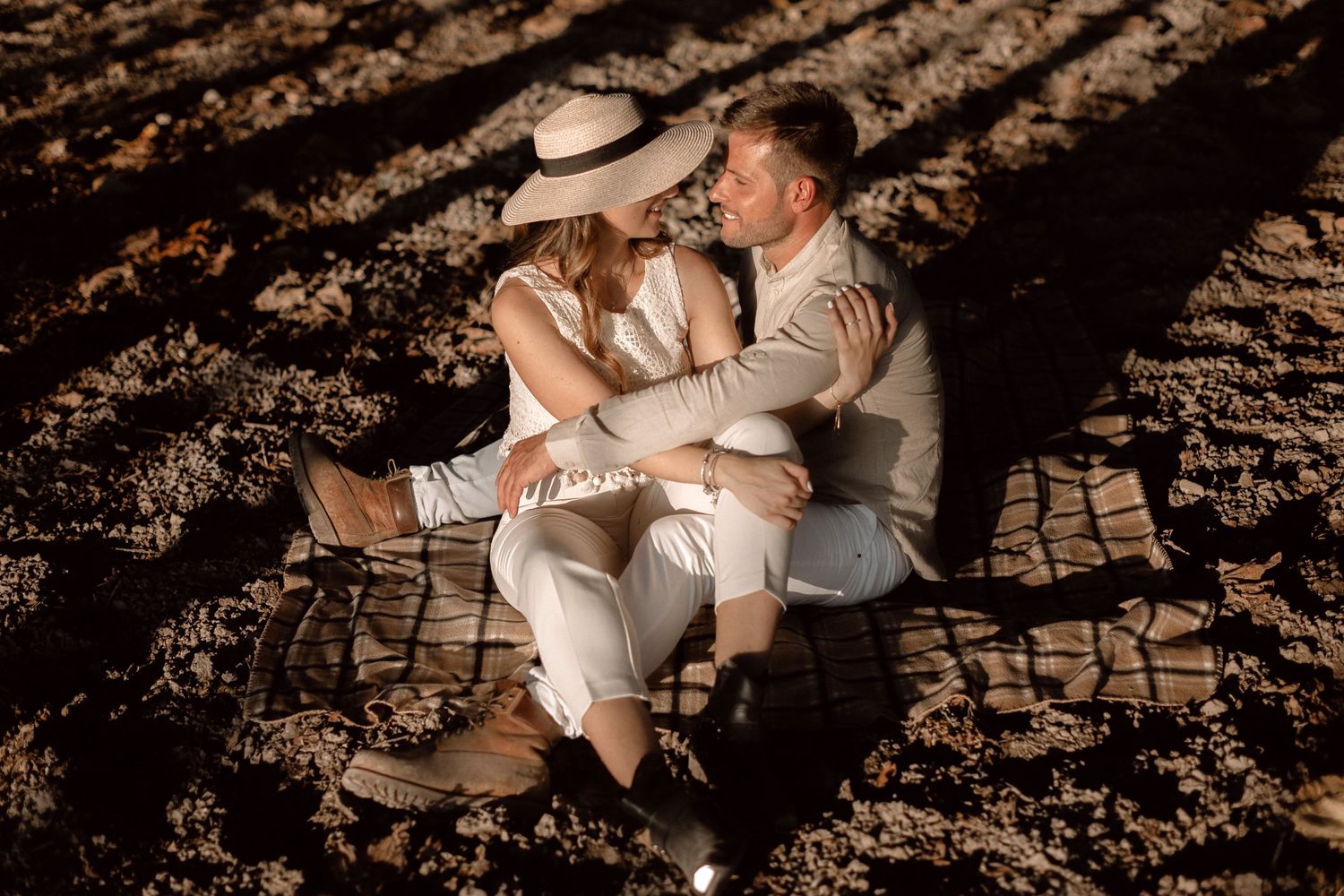 Puglia - couple - prematrimoniale - sessione di coppia - natura - bosco - piantagione di Paulonia - wedding photographer