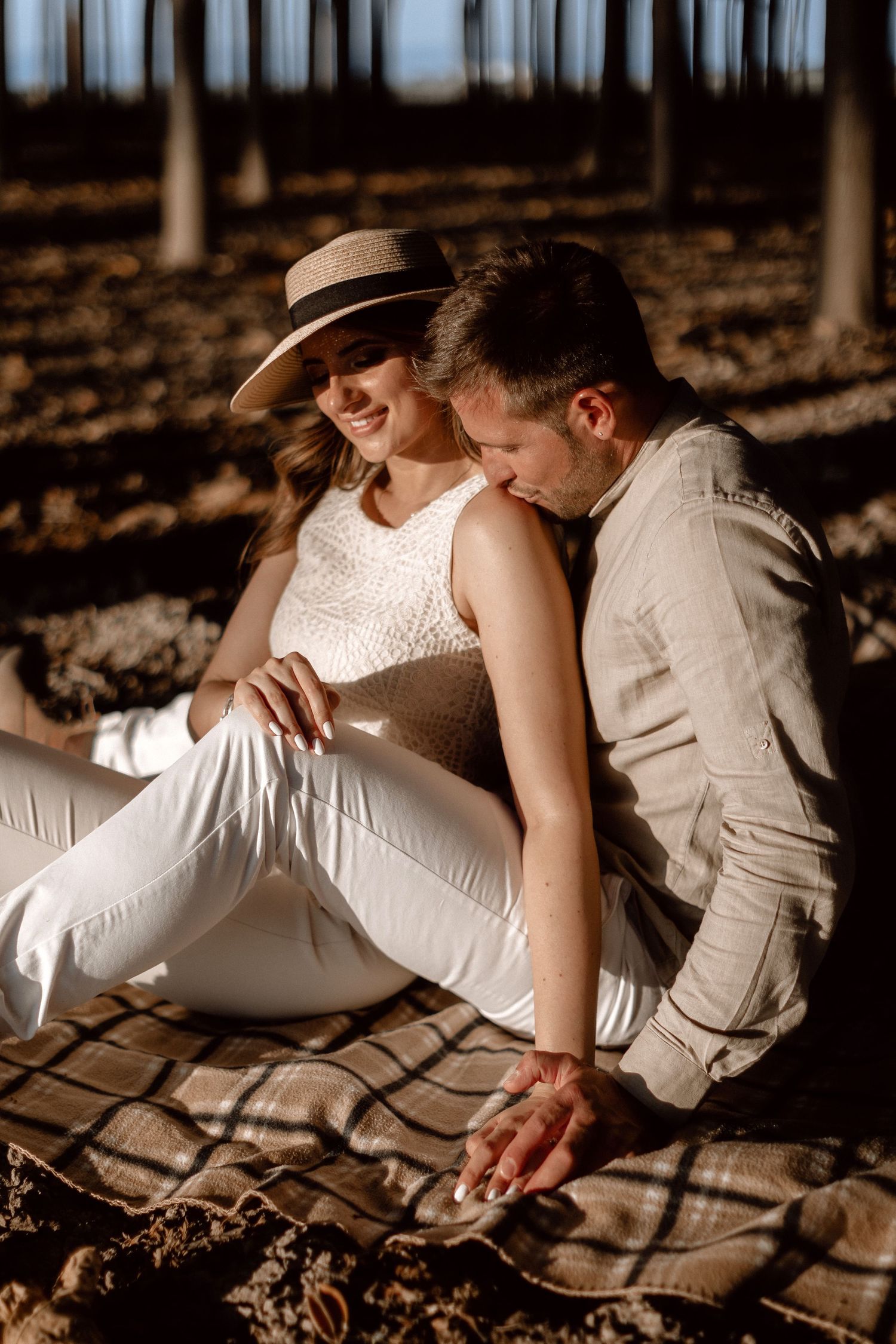 Puglia - couple - prematrimoniale - sessione di coppia - natura - bosco - piantagione di Paulonia - wedding photographer