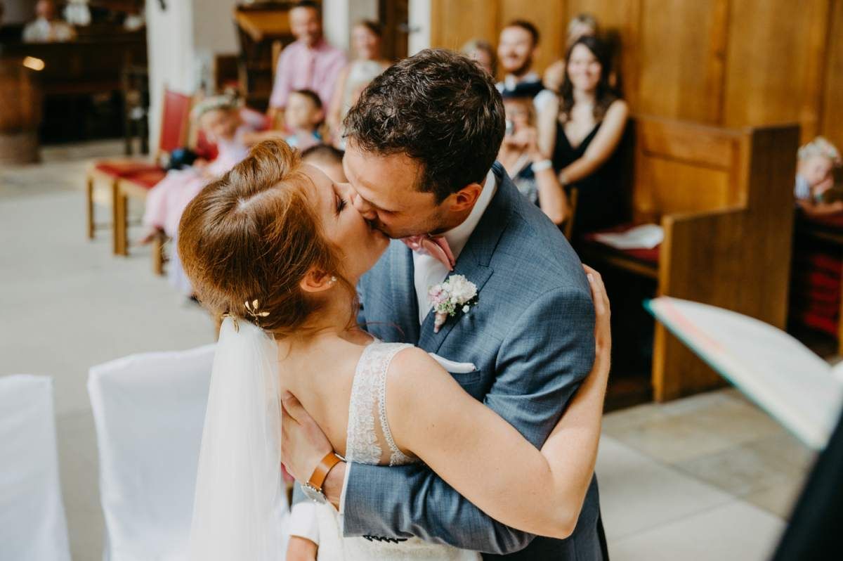 Hochzeitskuss in der Kirche