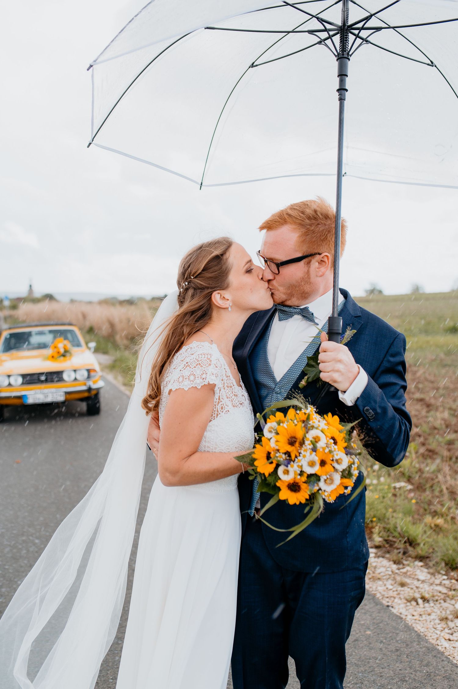 Authentische Hochzeitsreportage mit emotionalen Momenten. Brautpaar im Regen