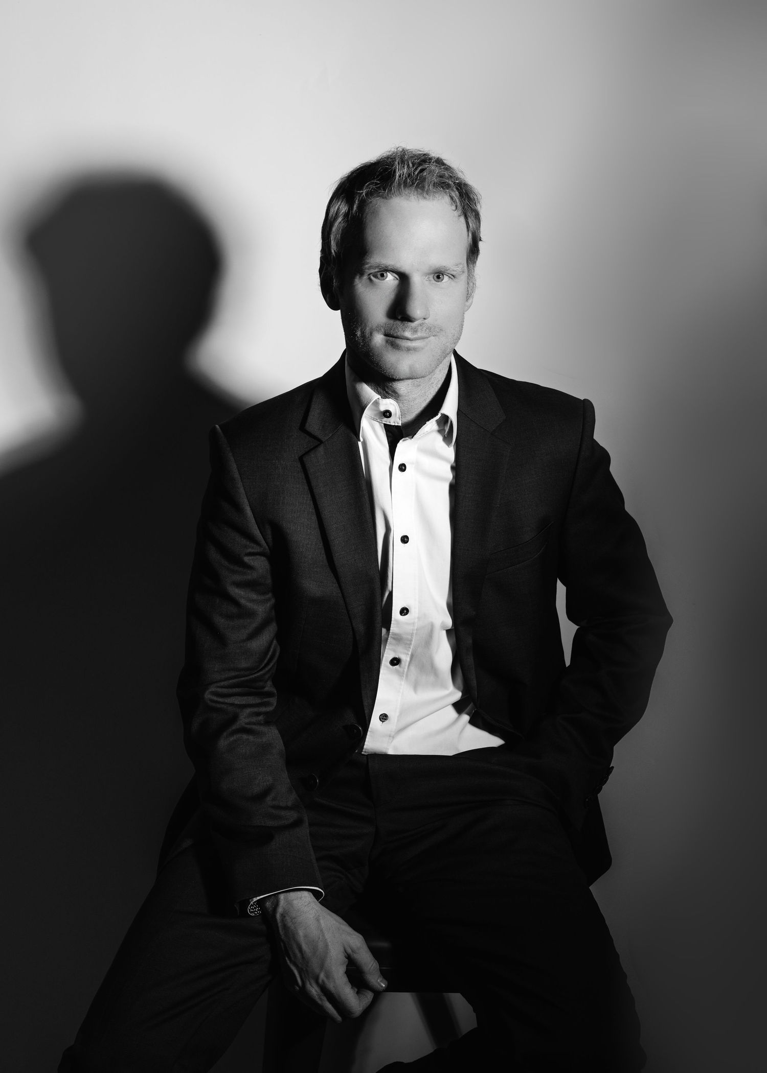 Mann mit hartem Schatten und Anzug im studio fotografiert