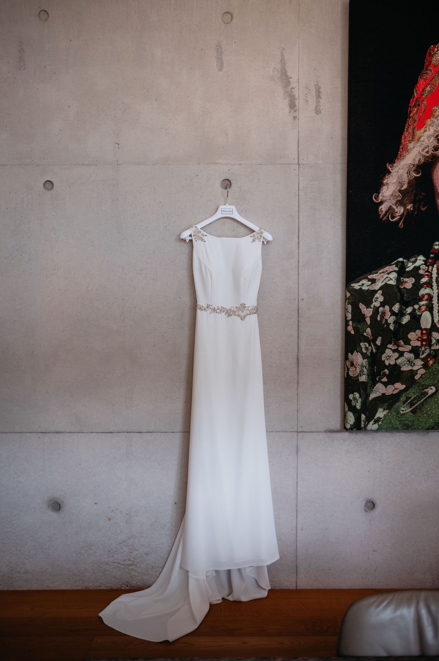 Brautkleid hängt an wand mit großem Bild