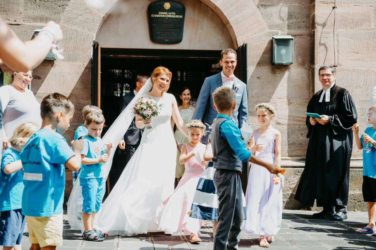 Brautpaar zieht vor Kirche aus