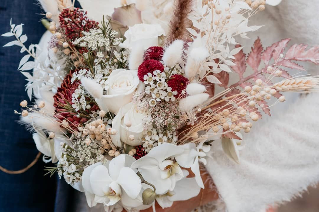 Boho Brautstrauß mit vielen Trockenblumen