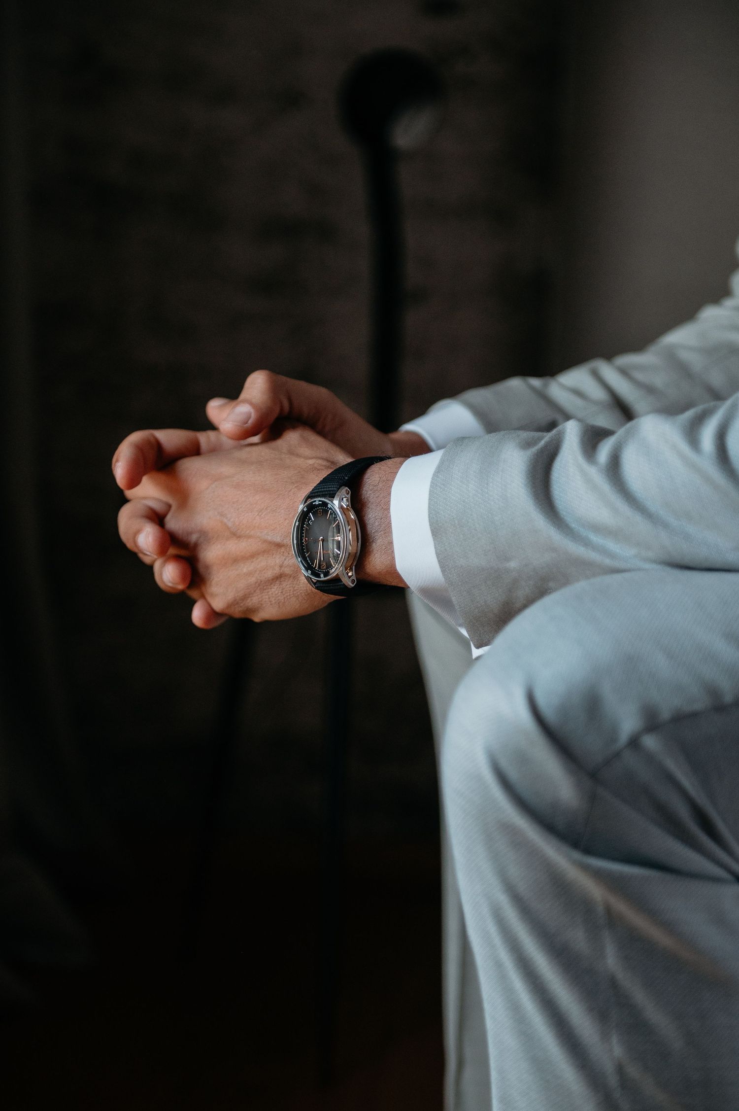 Mann mit verschränkten Händen und Uhr
