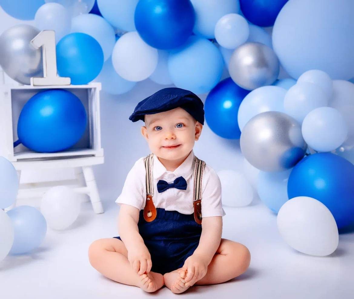 Luftballondekoration in hell und Dunkelblau kleiner Junge mit Hosenträgern und Schirmmütze