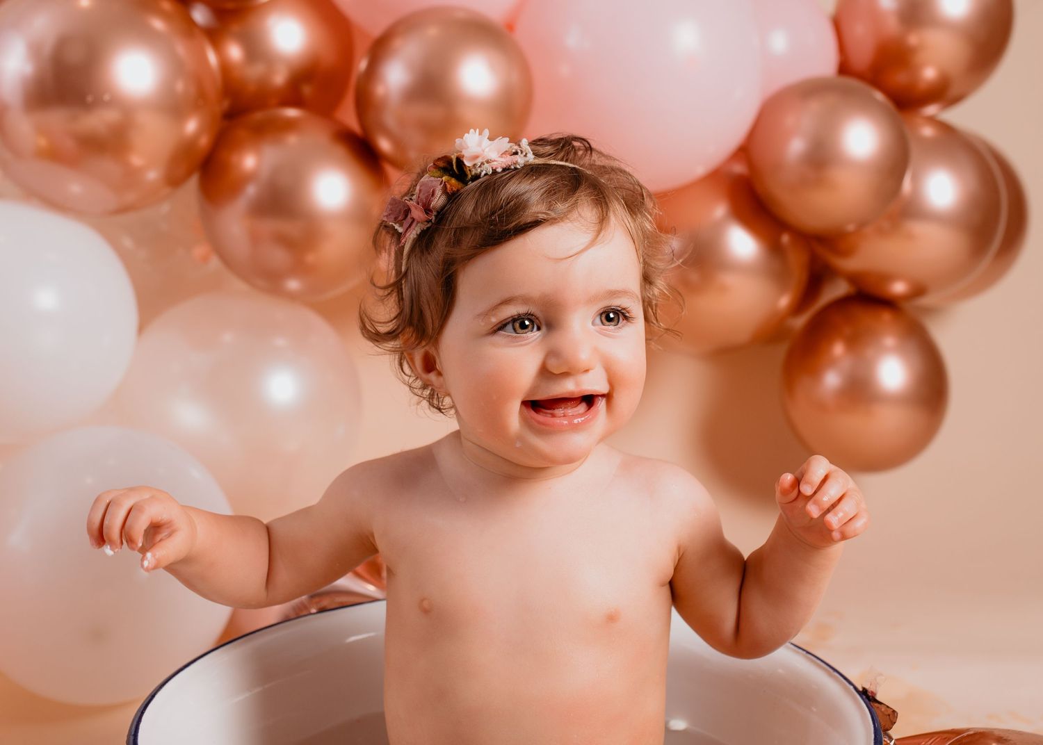 Milchbad vor Luftballons zum 1. Geburtstag