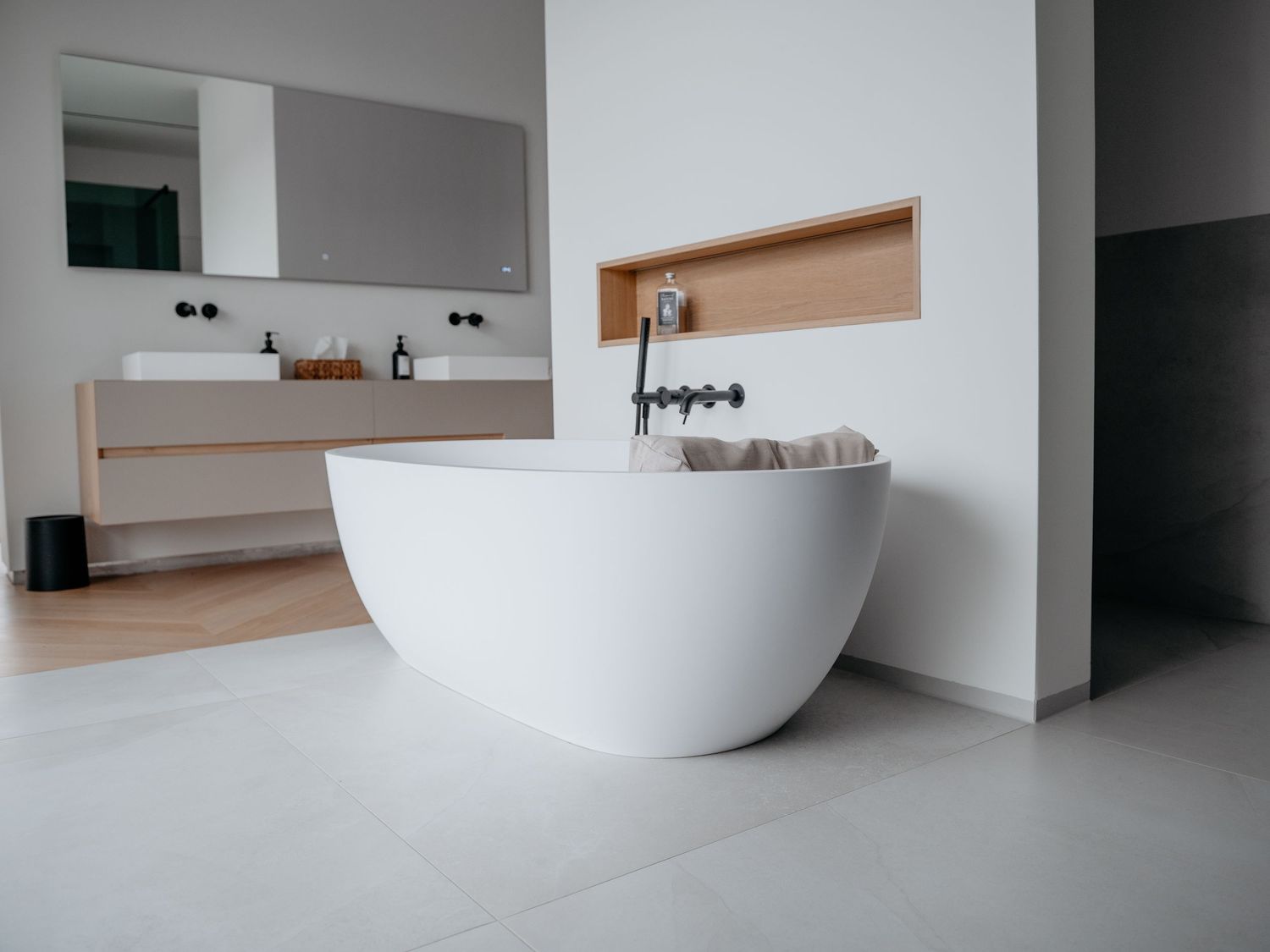 Badezimmer hell mit frei stehender Badebanne