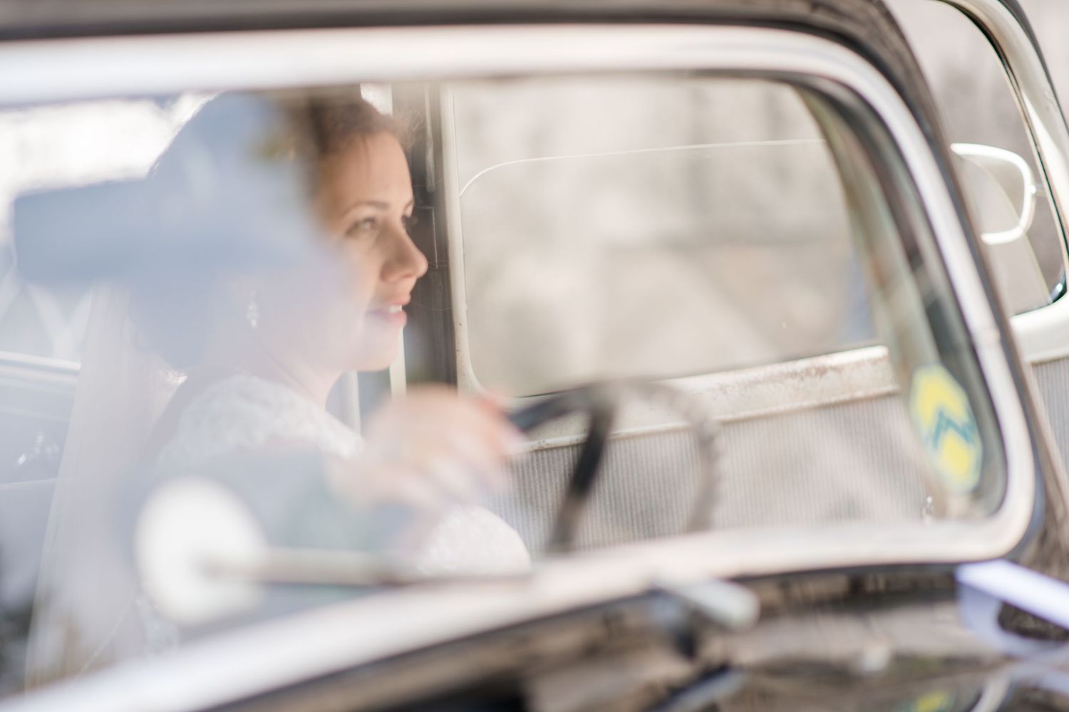 Braut durch Scheibe des Oldtimers fotografiert