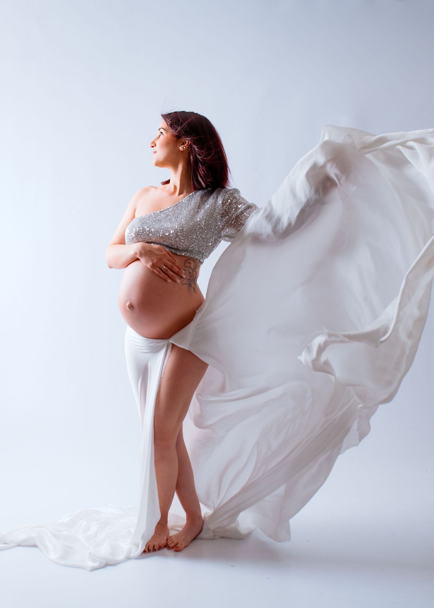 Emotionales Babybauch-Fotoshooting in natürlichem Stil