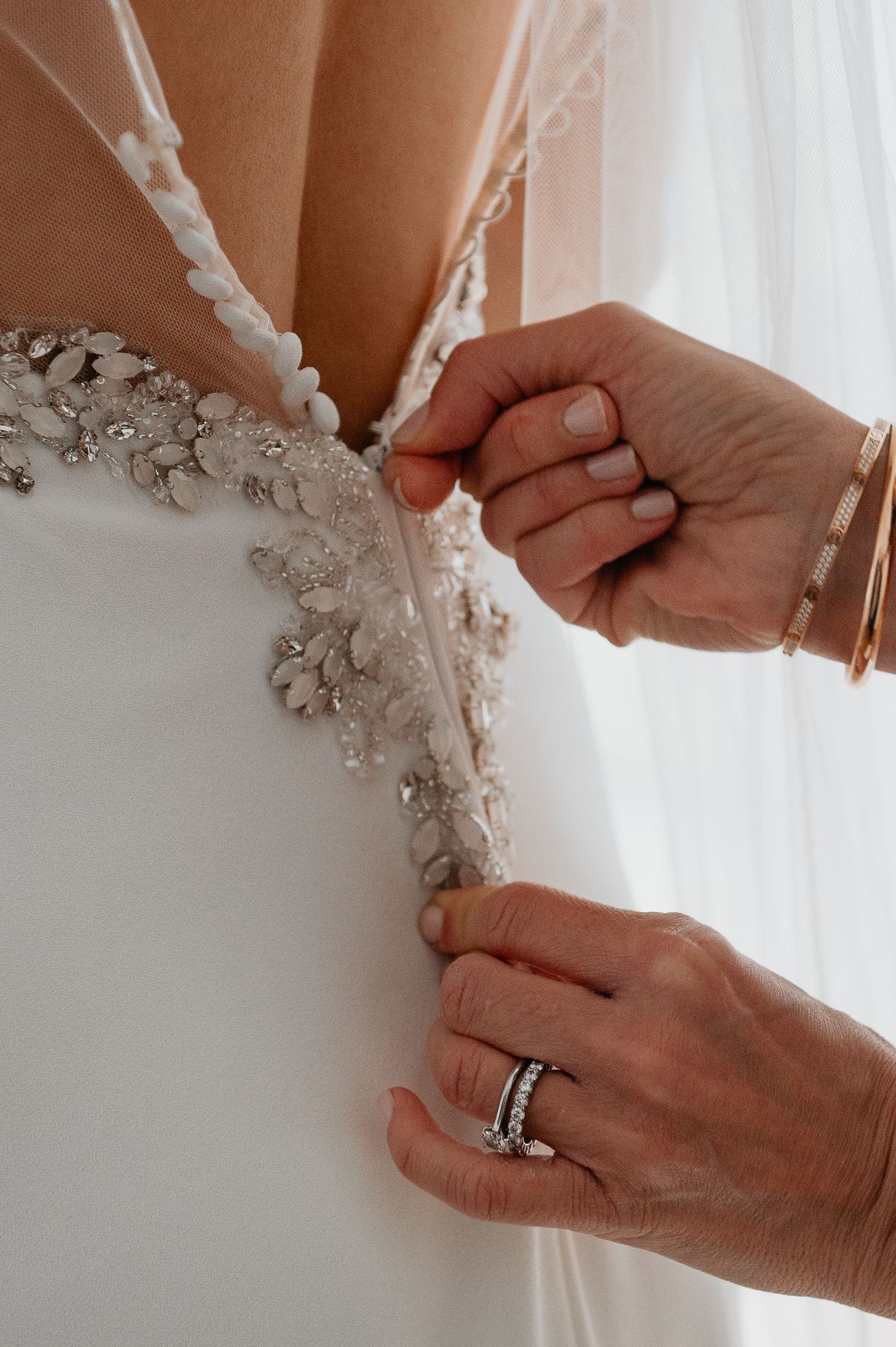 Brautkleid wird mit Reisverschluss geschlossen