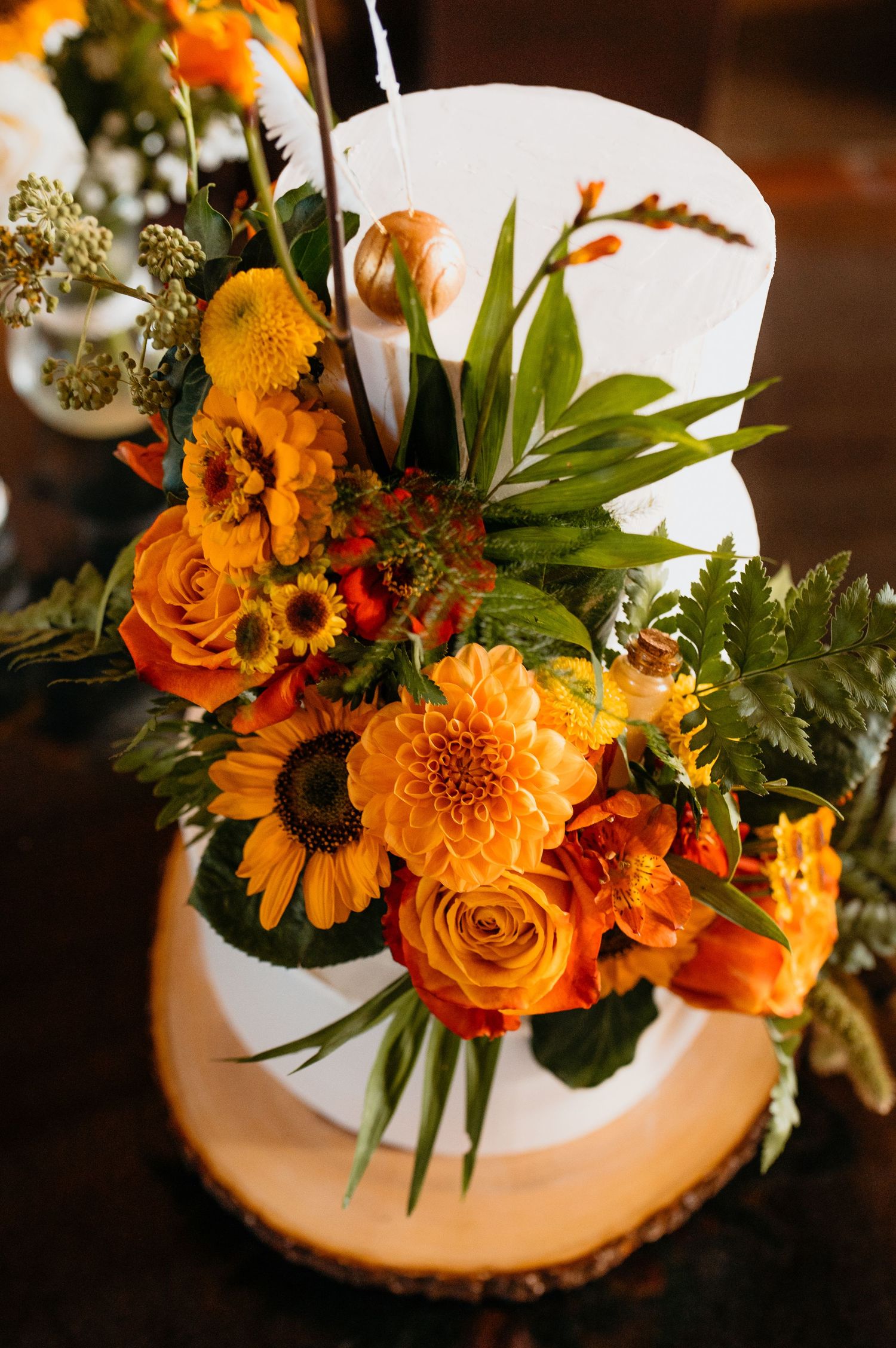 Authentische Hochzeitsreportage mit emotionalen Momenten. Hochzeitstorte mit gelben Blüten dekoriert