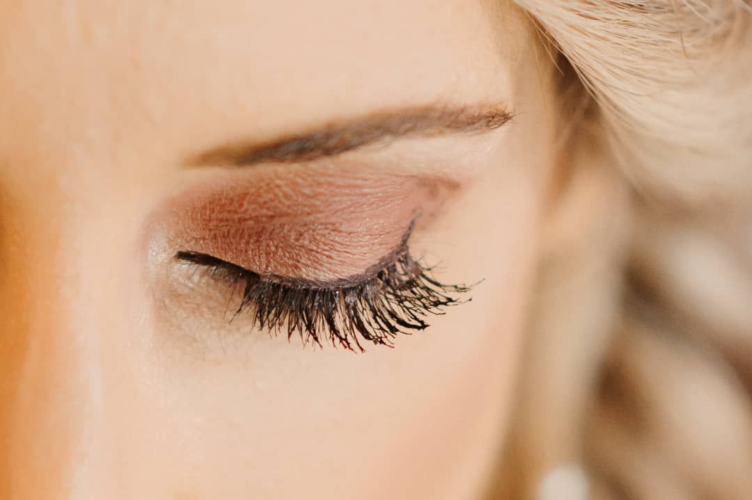 Augenmakeup von Braut in Großaufnahme
