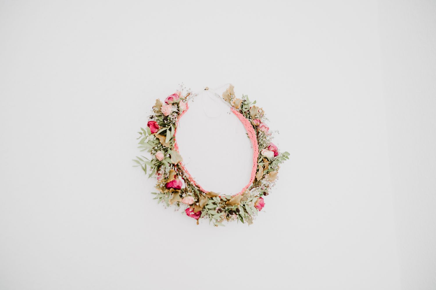 Blütenhaarreif mit rosa Blüten