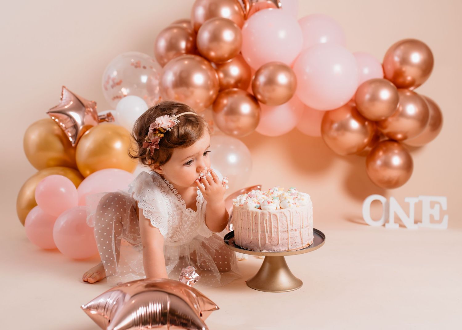 Mädchen ist torte beim Smashcake-Shooting bei MiaVillaflor